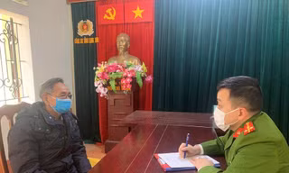 Đối tượng Hưởng (bìa trái) tại cơ quan công an .Ảnh: Hoàng Thơ