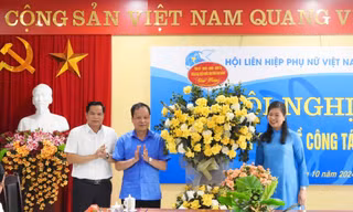 Bà Đoàn Thị Lê An nhận hoa chúc mừng. 