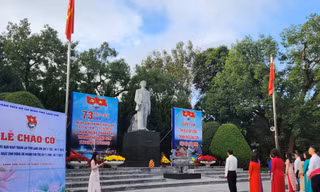 Chào cờ đầu tuần tại khuôn viên tượng đài đồng chí Hoàng Văn Thụ. Ảnh: Duy Chiến 