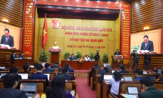 Chủ tịch UBND tỉnh Lạng Sơn Hồ Tiến Thiệu phát biểu tại kỳ họp thứ 31 HĐND tỉnh Lạng Sơn (ảnh: Duy Chiến)