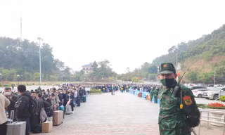 Dòng người xuất cảnh qua cửa khẩu Hữu Nghị ngày một đông -Ảnh: Duy Chiến 