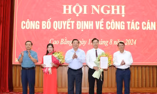 Trao Quyết định cho 2 cán bộ được điều động, bổ nhiệm ở Cao Bằng.