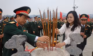 Tri ân những người giữ đất biên cương. Ảnh: Duy Chiến 