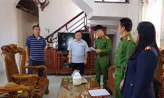 Khởi tố đối tượng ‘ăn chặn’ chế độ của Tổ phòng chống dịch COVID-19