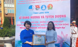 Tôn vinh những thanh niên tiêu biểu. Ảnh: Duy Chiến 