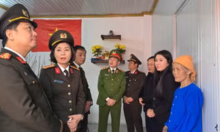 Các hộ nghèo ở huyện Lộc Bình nhận biểu trưng ngôi nhà mới (ảnh: Duy Chiến)