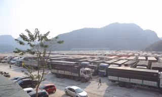 Hiện nay, ở các cửa khẩu Lạng Sơn còn tồn khoảng 1400 phương tiện chở hàng xuất khẩu sang Trung Quốc, nếu giải phóng hết thì phải mất 15 ngày, do vậy Lạng Sơn tiếp tục khuyến cáo Doanh nghiệp cân nhắc mang hàng đến địa phương -Ảnh: Duy Chiến 