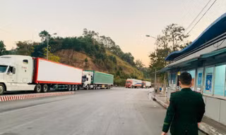 Đầu đầu tiên áp dụng phương thức giao hàng mới, tại cửa khẩu Hữu Nghị mới xuất được 2 xe chở hàng xuất khẩu, ngày 2/3 không xuất được xe nào. Sự ách tắc đang quay trở lại tại cửa khẩu này. Ảnh: Duy Chiến 