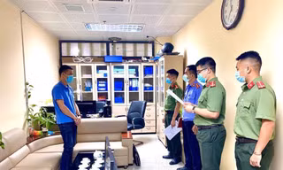 Cơ quan an ninh điều tra công an Lạng Sơn khám xét nơi ở của đối tượng Lý Văn Nguyên -Ảnh: H. Thơ