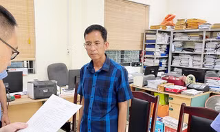 Ông Nông Văn Cán nghe lệnh khởi tố. (ảnh: CB)