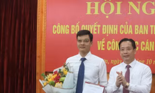 Ông Nguyễn Đức Nhuận nhận Quyết định bổ nhiệm.