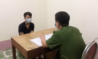 Đối tượng Tuấn (bìa trái) tại cơ quan công an .Ảnh: TL