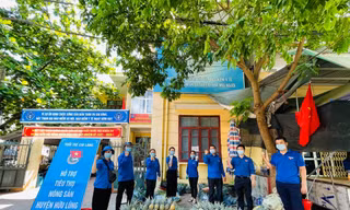 Tuổi trẻ Lạng Sơn quyết tâm "vượt nắng, thắng mưa" giải cứu nông sản cho bà con vùng dịch. - Ảnh: Duy Chiến 