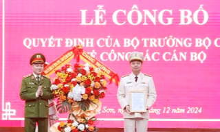 Đại tá Nguyễn Tiến Trung nhận quyết định bổ nhiệm Giám đốc công an tỉnh Lạng Sơn (ảnh: Duy Chiến)