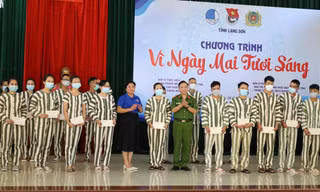 Ban tổ chức trao 18 giải cho các tác giả có bức thư hay gửi người thân yêu nhất -Ảnh: Duy Chiến 