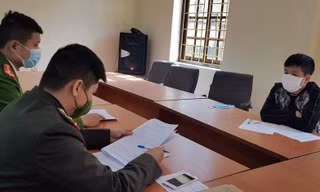 Lực lượng chức năng lấy lời khai của đối tượng Dương Ngọc Kiên (bìa phải)