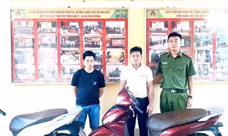 Hai đối tượng Vững và Sơn cùng tang vật tại cơ quan công an -Ảnh: H.T