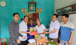 Trao gửi tình cảm với người có công. Ảnh: Duy Chiến 