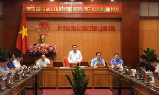 Chủ tịch UBND tỉnh Lạng Sơn Hồ Tiến Thiệu (giữa) đề nghị các huyện cân nhắc, điều chỉnh tên sau sáp nhập.