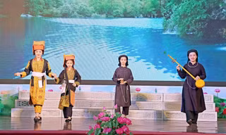 Rực rỡ trang phục dân tộc, sôi nổi đàn tính, hát Then ở xứ Lạng