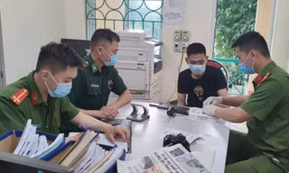 Đối tượng Hữu (giữa) tại cơ quan chức năng tỉnh Cao Bằng .Ảnh: T. Tùng 