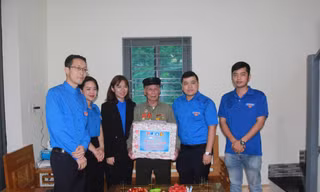 Tuổi trẻ lạng Sơn tặng quà cựu thanh niên xung phong tham gia chiến dịch Điện Biên Phủ. Ảnh: Duy Chiến 