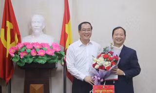Lãnh đạo tỉnh tặng hoa chúc mừng ông Nguyễn Đặng Ân (bìa phải) .Ảnh: Duy Chiến 