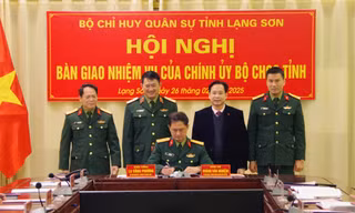 Hội nghị bàn giao nhiệm vụ chính ủy Bộ CHQS tỉnh Lạng Sơn. Ảnh: Dương Nguyên.