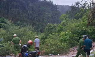 Lực lượng chức năng huyện Cao Lộc, Lạng Sơn nỗ lực tìm kiếm thi thể nam sinh 17 tuổi đuối nước.