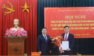 Ông Vũ Quang Khánh (bìa phải) nhận quyết định, hoa chúc mừng. Ảnh: Duy Chiến 