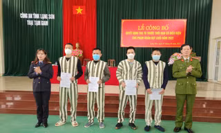 4 phạm nhân nhận Quyết định tha tù trước thời hạn -Ảnh: Duy Chiến 