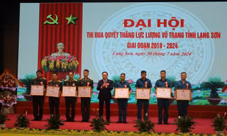 Tôn vinh tập thể xuất săc. Ảnh: Duy Chiến 