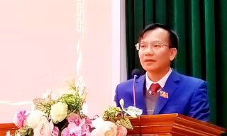 Tân Chủ tịch UBND huyện Chi Lăng Phùng Văn Nghĩa phát biểu nhận nhiệm vụ. 