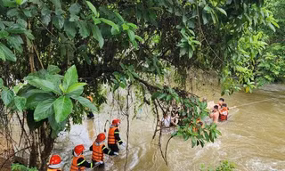 Tìm kiếm nạn nhân. Ảnh: BK