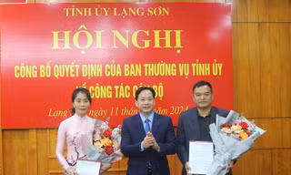 Phó Bí thư Thường trực tỉnh ủy Hoàng Văn Nghiệm chúc mừng 2 tân Phó Chánh văn phòng tỉnh ủy Lạng Sơn.