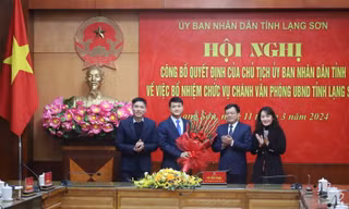 Chúc mừng tân Chánh Văn phòng UBND tỉnh Lạng Sơn. Ảnh: Duy Chiến 