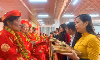 Dâng trà cho các cụ sinh thành. 