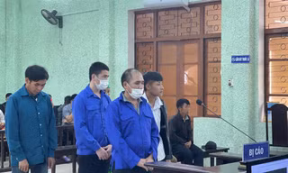 Các bị cáo khai nhận hành vi trước tòa. Ảnh: CB