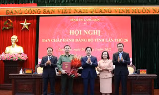 Đại tá Nguyễn Tiến Trung nhận hoa chúc mừng. 