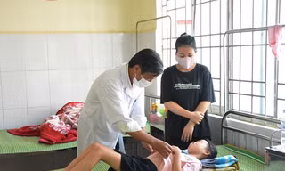 Cấp cứu học sinh nghi ngộ độc thức ăn.