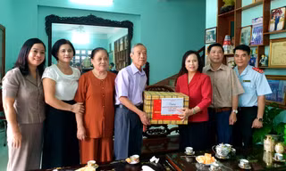 Tặng quà gia đình chính sách, có công ở Lạng Sơn.