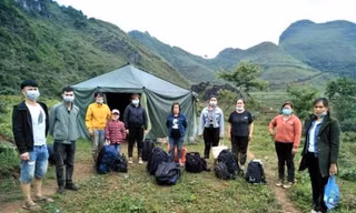 Nhóm người nhập cảnh trái phép bị lực lượng Biên phòng Cao Bằng bắt giữ sáng 3/5 .Ảnh: TL