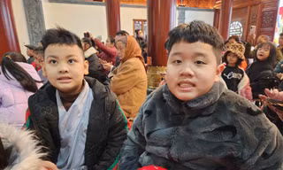Hào hứng với "nôi lợn đất" cho người nghèo. Ảnh: Duy Chiến 