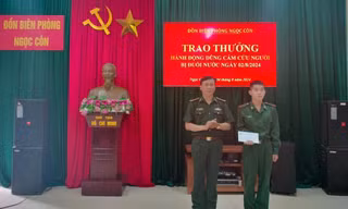 Binh nhất Lý Văn Vũ (bìa phải) nhận khen thưởng. Ảnh: D.G