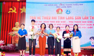 Khen thưởng nhiều thiếu nhi dân tộc vượt khó học giỏi ở Lạng Sơn