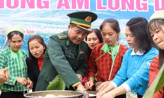 Cùng nhân dân gói bánh chưng tặng người nghèo biên giới. Ảnh: Duy Chiến 
