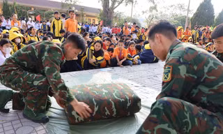 Hứng khởi trải nghiệm, giao lưu 'anh bộ đội Cụ Hồ'