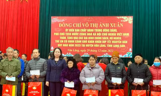 Phó Chủ tịch nước Võ Thị Ánh Xuân thăm, tặng quà Tết hộ nghèo, gia đình chính sách tại Lạng Sơn