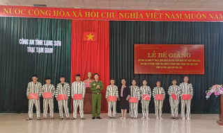 Trao chứng chỉ học nghề cho các phạm nhân. Ảnh: Duy Chiến 