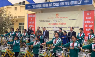 Trẻ em Lạng Sơn vui vẻ nhận quà của Quỹ bảo trợ trẻ em Việt Nam -Ảnh: Duy Chiến 